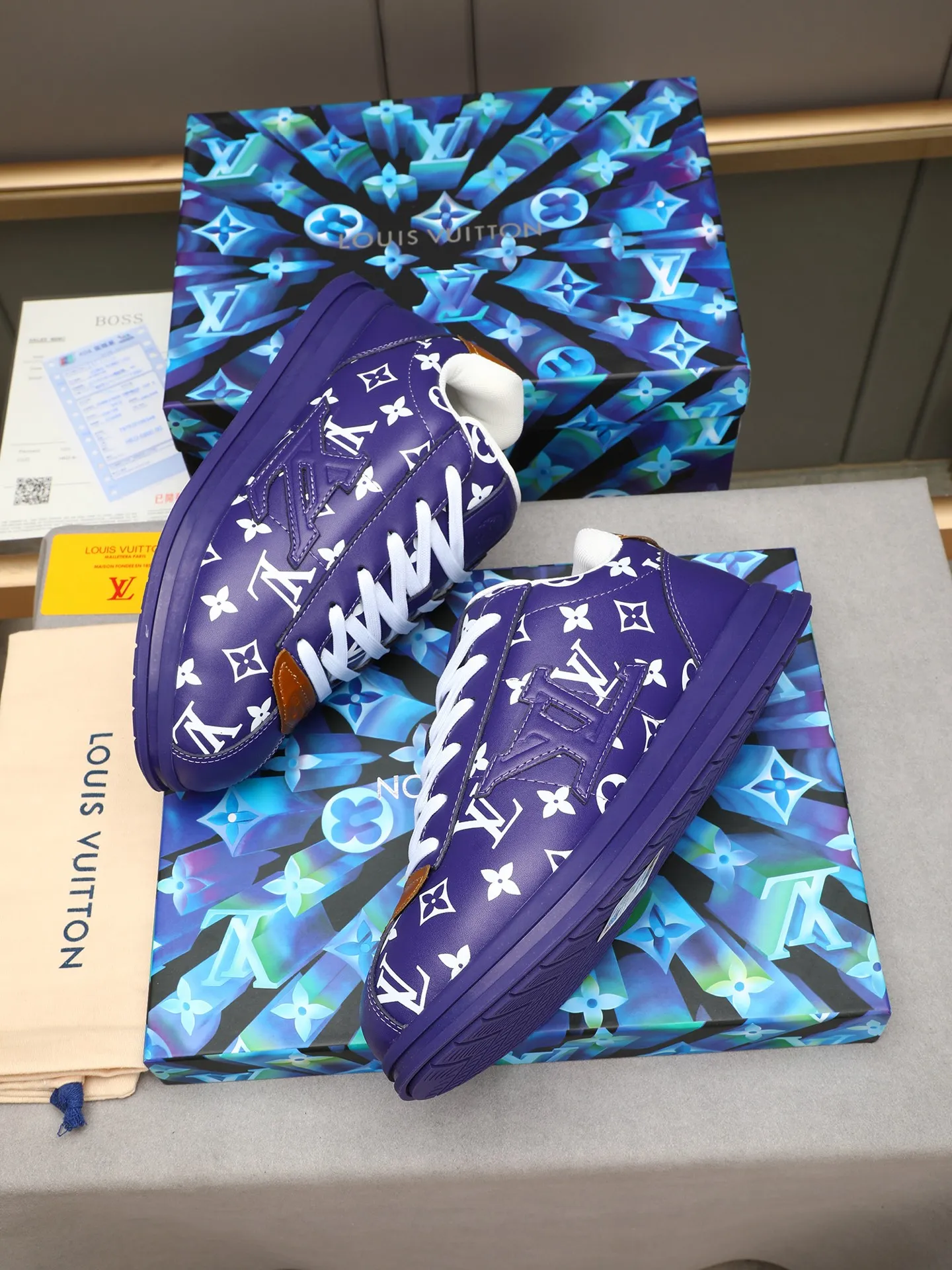 Men's Men's Shoes 💰500 LV Louis Vuitton L Jialu Brand Runner Tatic Series Thick-soled Casual Sports Shoes Running Shoes Original purchase, development, production This LV Runner Tatic sports shoe combines technical materials such as mesh fabric and ribbons to interpret the inspiration of traditional mountaineering shoes. LV letters are written on one side, the lariat buckle of the quick lacing system is embellished with Monogram flowers and Louis Vuitton logos, and the light and wear-resistant rubber outsole completes the whole. ▪️Fabric: Original imported cowhide + mesh ▪️Inner lining: Original customized breathable mesh ▪️Sole: Original open-molded anti-slip rubber combination material ▪️Size: Men's 40-44 (45 46 customized)